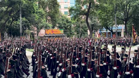 Toma-En-Cámara-Lenta-De-Los-Reclutas-Del-Ejército-Mexicano-Durante-El-Desfile-Militar