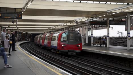 Westbound-Jubilee-Line-Train-Arriving-On-Platform-At-Finchley-Road-Station-On-10-September-2022