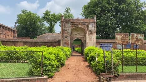 Die-Ruinen-Der-Kadam-Rasul-Masjid-Befinden-Sich-In-Gaur,-Westbengalen,-Indien