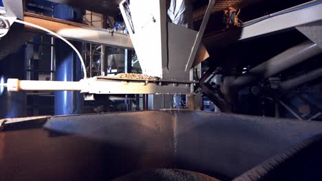 Frisch-Geerntete-Bio-Kaffeebohnen,-Die-In-Der-Fabrik-In-Die-Verarbeitungsmaschine-Mit-Schwerkraftabscheider-Rieseln