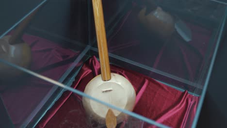 Instrumento-De-Cuerda-Con-Trastes-Turco-Tradicional-Tanbur-En-El-Museo-Harput