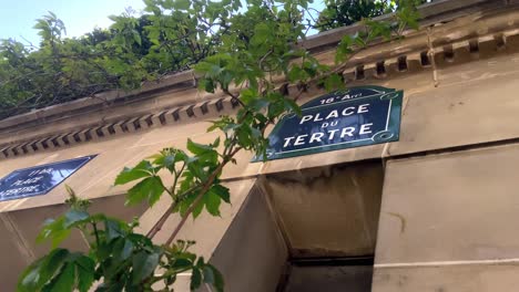 Place-Du-Tertre-Straßenschild-In-Montmartre,-Paris,-Frankreich---Niedriger-Winkel