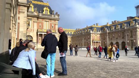 Touristen,-Die-Das-Berühmte-Schloss-Versailles-In-Frankreich-Besuchen---Breit