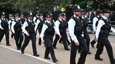 Mehrere-Polizisten,-Die-Vor-Der-Beerdigung-Der-Königin-Im-Hyde-Park,-London,-Vereinigtes-Königreich,-Den-Hyde-Park-Entlang-Gehen