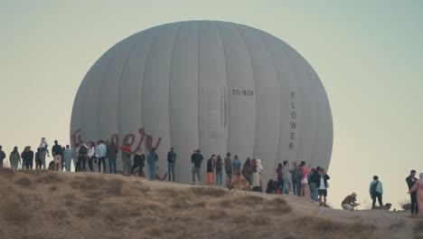 Leute,-Die-Auf-Dem-Hügel-Der-Liebenden-Stehen-Und-Einen-Heißluftballon-Vorbeifliegen-Sehen