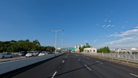 Fahrersicht-Fährt-Am-Sommertag-Auf-Der-Seoul-Yanghwa-Brücke
