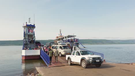Fahrzeuge-Und-Passagiere-Besteigen-Einen-Frachtkahn,-Um-Auf-Dem-Fluss-In-Ghana-Zu-Reisen