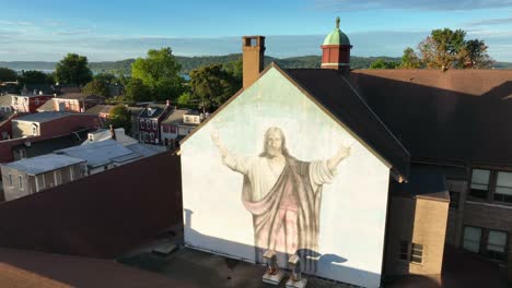Mural-of-Jesus-painted-on-side-of-building-in-American-town