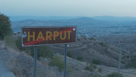 Harput-Straßenschild-über-Der-Stadt-Elazig-Etablierungsschuss