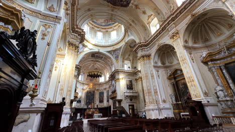 Disparo-De-Gran-Angular-Dentro-De-La-Hermosa-Catedral-Histórica-Del-Duomo-En-Bérgamo