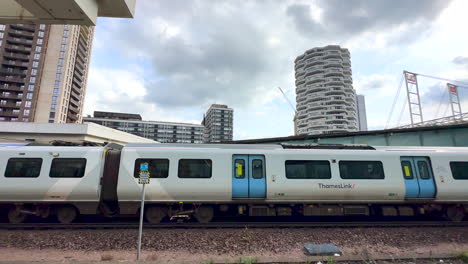 Thameslink-Zug-Verlässt-Den-Bahnhof-East-Croydon-Im-Süden-Von-London,-England