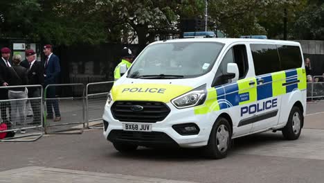 Die-Polizei-Schützt-Jeden-In-Der-Nähe-Des-Buckingham-Palace-Für-Die-Beerdigung-Der-Königin,-London,-Vereinigtes-Königreich