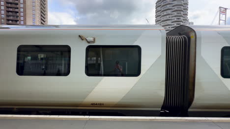 Thameslink-train-arriving-at-the-platform-in-London-railway-station