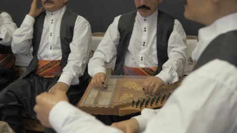 Maniquí-Del-Museo-Harput-Los-Hombres-Visten-Ropa-Tradicional-Tocando-El-Instrumento-Qanun