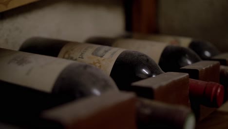 Vintage-Weinsammlung,-Die-Im-Weinkeller-Staub-Sammelt