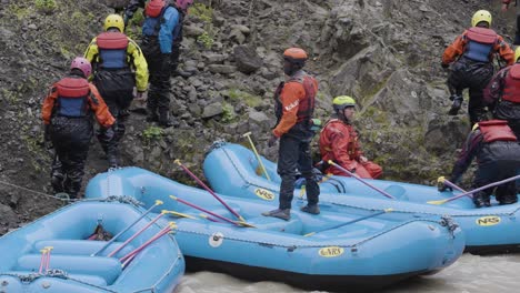 Rafting-trainer-explaining-how-to-paddle-down-extreme-mountain-river