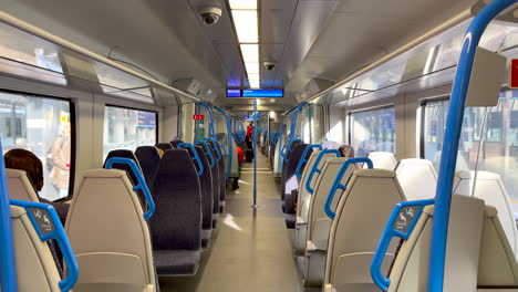Innenaufnahme-Des-Thameslink-Zugs,-Der-Tagsüber-Durch-London-Fährt