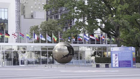 La-Estatua-Del-Globo-A-La-Entrada-Del-Edificio-De-La-Sede-De-Las-Naciones-Unidas-En-Nueva-York,-Estados-Unidos