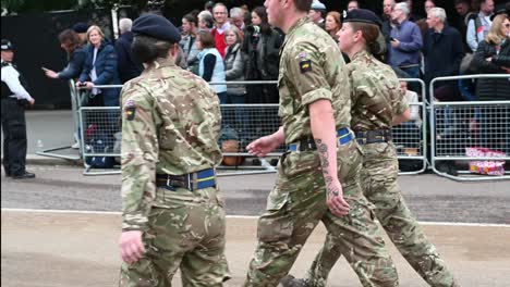Male-and-Female-members-of-the-Army-walking-through-Hyde-Park-towards-Buckingham-Palace,-Queens-Funeral,-London,-United-Kingdom