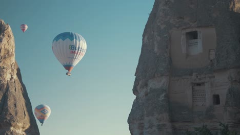 Heißluftballons-Fliegen-An-Höhlenwohnungen-Mit-Assyrischer-Schrift-Vorbei