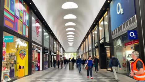 Menschen-Beim-Einkaufen-Im-Westgate-Center-Und-Einkaufszentrum-In-Oxford,-England