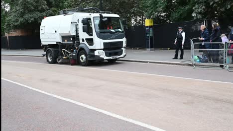 Cleaning-Hyde-Park-before-the-Queen-comes-through-on-her-last-trip-before-being-buried-in-Windsor-Castle