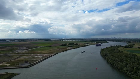 Luftaufnahme-Des-Bg-Onyx-frachtcontainerschiffs,-Das-Sich-Entlang-Der-Oude-Maas-Durch-Zwijndrecht-In-Der-Ferne-Nähert