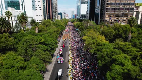 Desfile-Del-Día-De-Los-Muertos-En-La-Avenida-Paseo-De-La-Reforma,-Soleada-Ciudad-De-México---Vista-Aérea