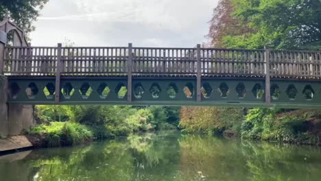 Beautiful-old-historic-foot-bridge-over-river-in-Oxfordshire-nature