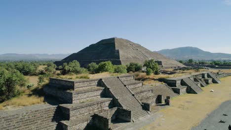 People-exploring-the-Aztec-ruins-national-monument,-in-sunny-Teotihuacan,-Mexico---Aerial-view