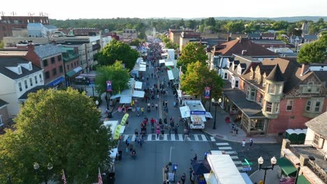 Menschenmassen-Genießen-Straßenfest-In-Den-USA