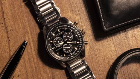 Nahaufnahme-Einer-Armbanduhr-Mit-Schwarzem-Zifferblatt,-Die-Stunden-Durchläuft---Goldener-Zeiger