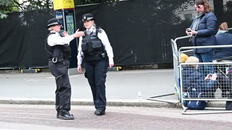 Zwei-Weibliche-Polizisten-Im-Hyde-Park-Während-Der-Beerdigung-Der-Königin,-London,-Vereinigtes-Königreich