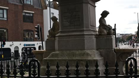 The-Statue-of-Samuel-Johnson-near-the-Angel-Station,-London,-United-Kingdom