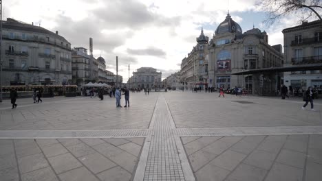 Low-to-High-Establishing-Shot-Of-The-Place-De-La-Comedie-Square-In-Montpellier,-France
