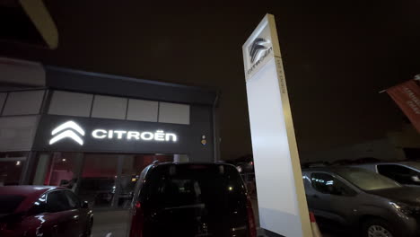 Citroen-Autohaus-Und-Vorplatz-In-London-Bei-Nacht-Mit-Logo