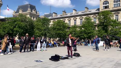 Leute-Beobachten-Straßenmusiker,-Der-Vor-Der-Kathedrale-Notre-Dame-In-Paris,-Frankreich,-Geige-Spielt