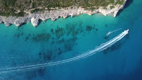 Drohnenaufnahme-Der-Albanischen-Küste-Im-Mittelmeer---Drohne-Fliegt-Aus-Der-Vogelperspektive-Und-Rollt-Ein-Schnellboot