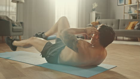 Fitnesstrainer-Beim-Bauchmuskeltraining-In-Seinem-Wohnzimmer