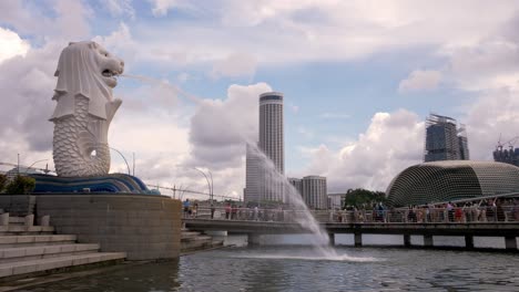 Merlion-Statue,-The-National-Symbol-Of-Singapore-And-The-Tourists-Around-It