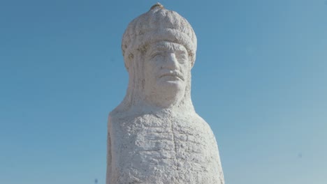 Historische-Çubuk-Bey-Statue-Bei-Harput,-Mittlerer-Schuss