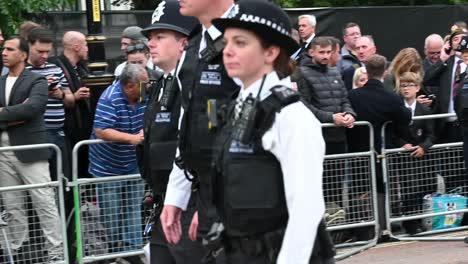 Die-Londoner-Polizei-Geht-Am-Hyde-Park-Entlang,-Um-Diese-Zu-Schützen
