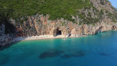 Drohnenaufnahme-Der-Albanischen-Küste-Im-Mittelmeer---Drohne-Fliegt-Von-Einer-Strandhöhle-Weg