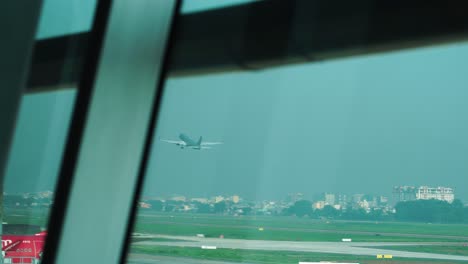 Beobachten-Sie,-Wie-Vietnamesische-Fluggesellschaften-An-Einem-Schönen-Sonnigen-Tag-Vom-Flughafen-Abfliegen