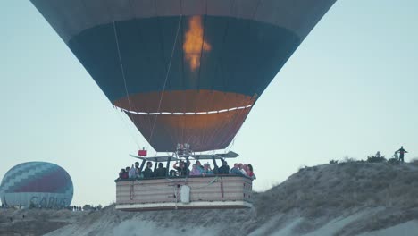Aufsteigender-Heißluftballon-In-Zeitlupe-Feuerstrahl-Kappadokien