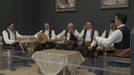 Harputenmuseum-Männer-Spielen-Traditionelle-Musik-In-Traditioneller-Kleidung