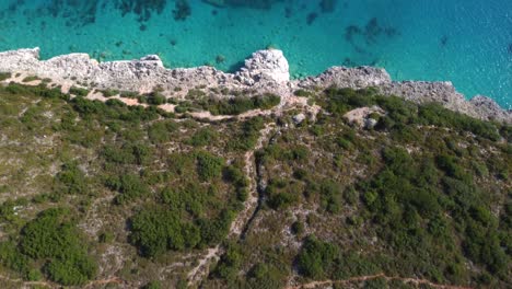 Drohnenaufnahme-Der-Albanischen-Küste-Im-Mittelmeer---Drohne-Fliegt-Aus-Der-Vogelperspektive-über-Land-Und-Meer
