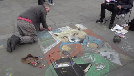 Street-artist-draws-Paddington-Bear-on-the-day-of-the-Queens-funeral-in-central-London,-UK