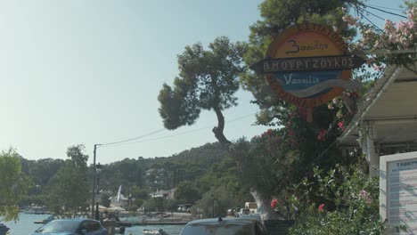 Die-Ansicht-Außerhalb-Des-Mediterranen-Strandhotels-Der-Insel-Poros
