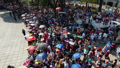 Menschen-Winken-Der-Kamera-In-Der-Menge-Bei-Der-Dia-De-Muertos-parade-In-Mexiko-stadt-Zu---Luftbild